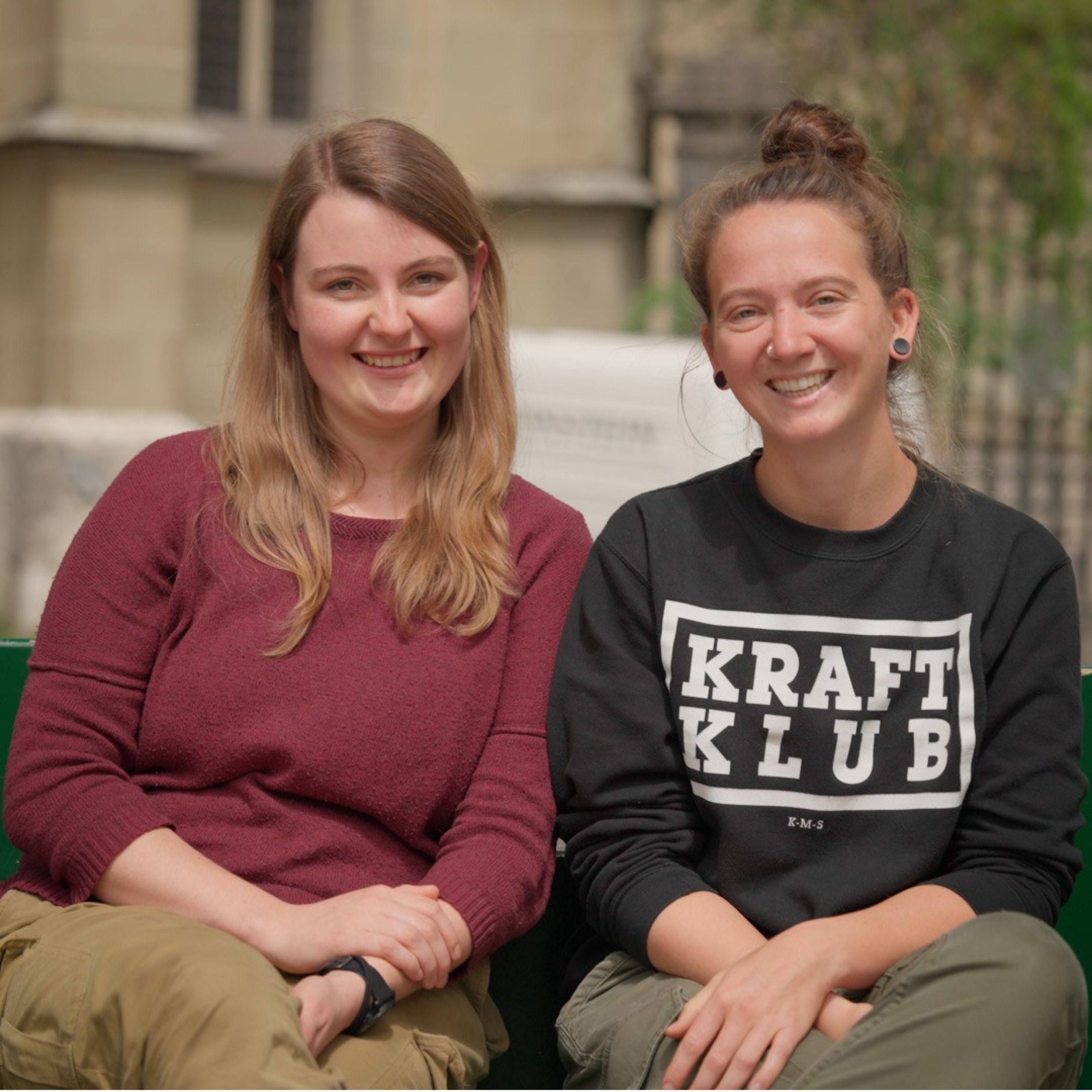 Portrait zweier lächelnden Frauen draussen in Bern