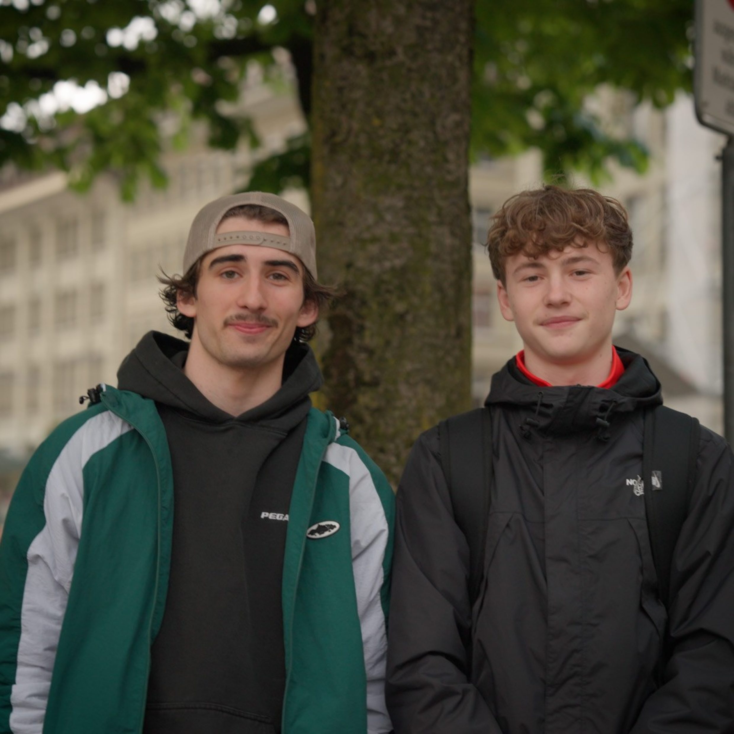 Zwei lächelnde Teenager in Bern