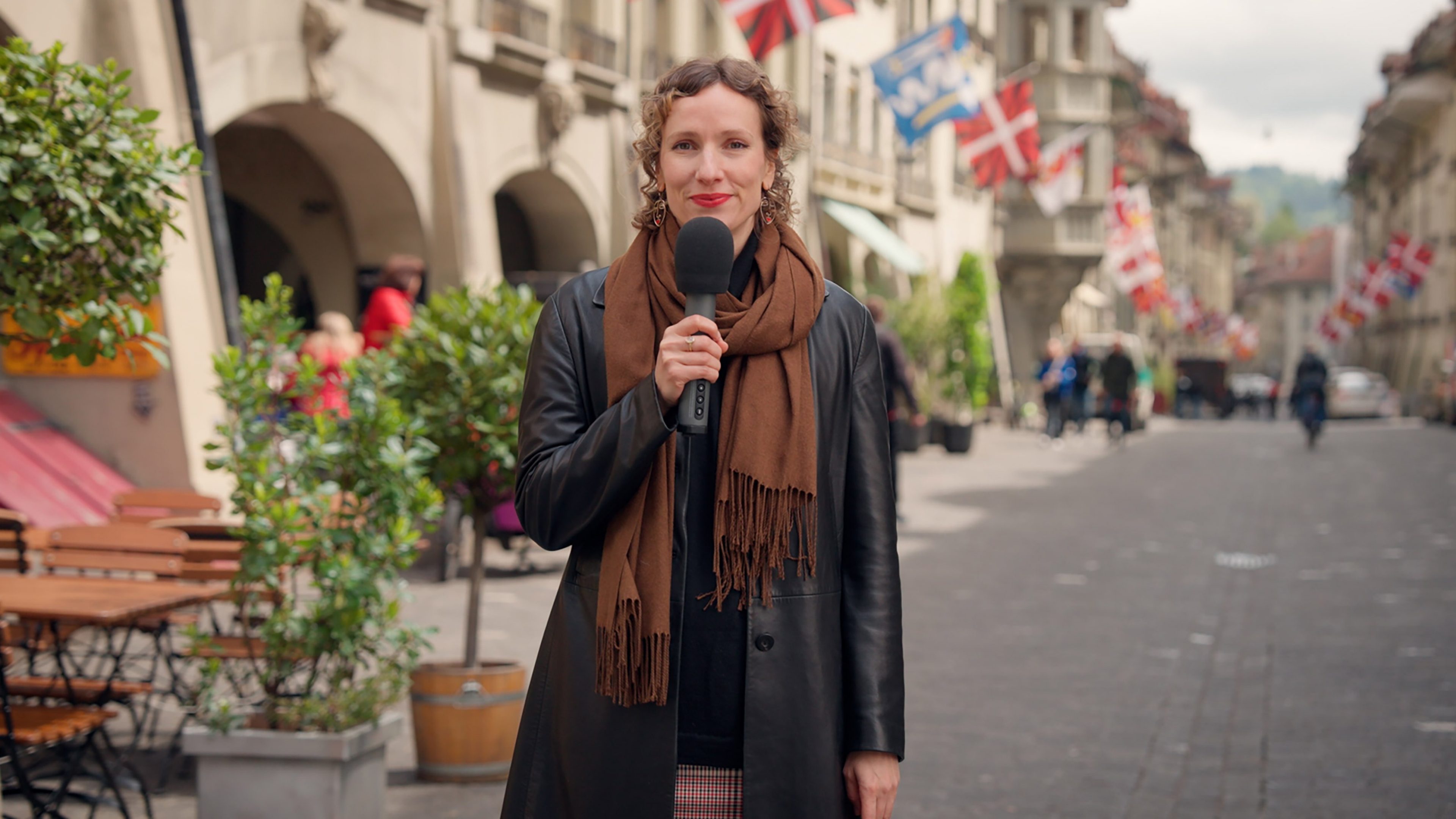 Journalistin mit Mikrofon in der Berner Altstadt
