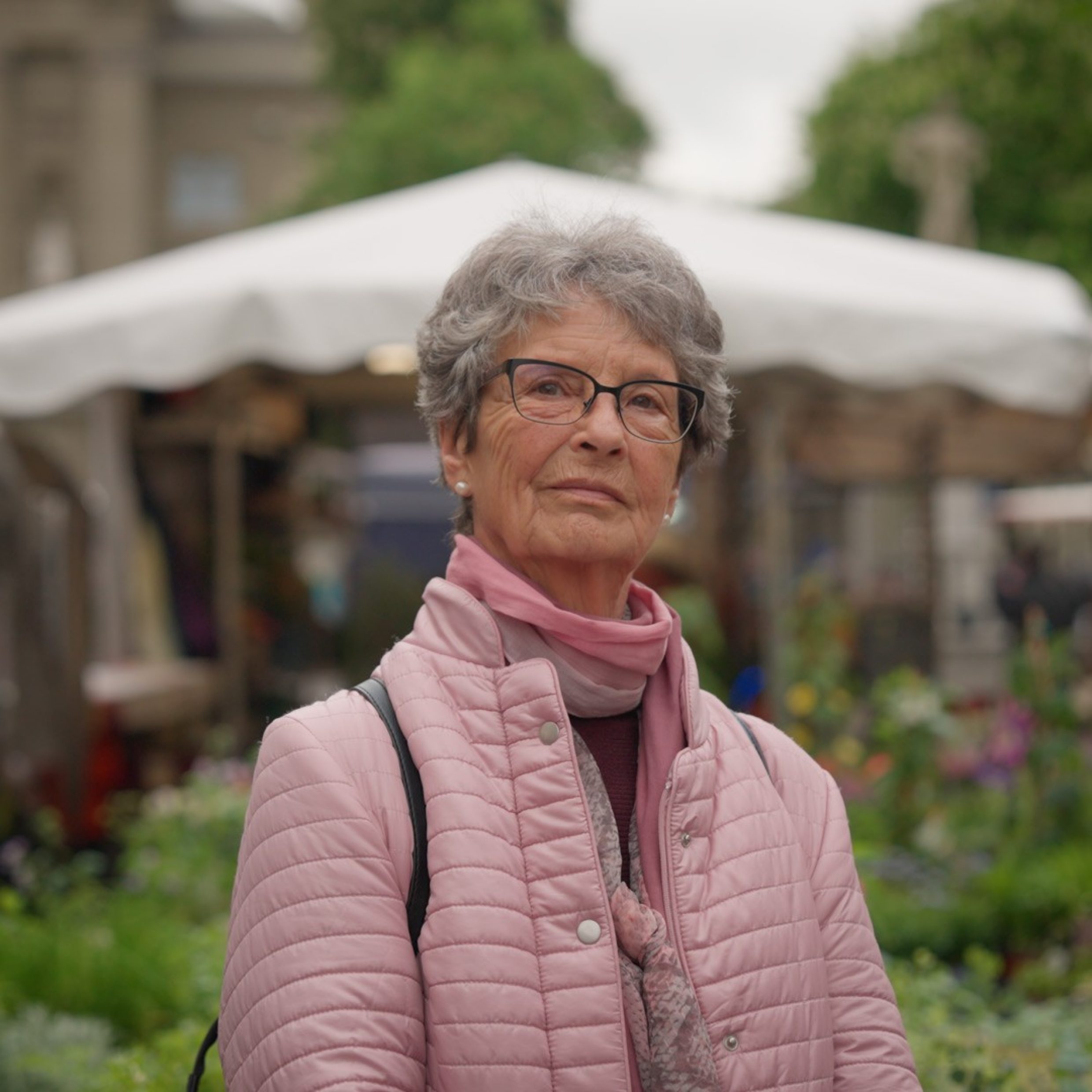 Portrait d’une dame âgée avec des lunettes à Berne
