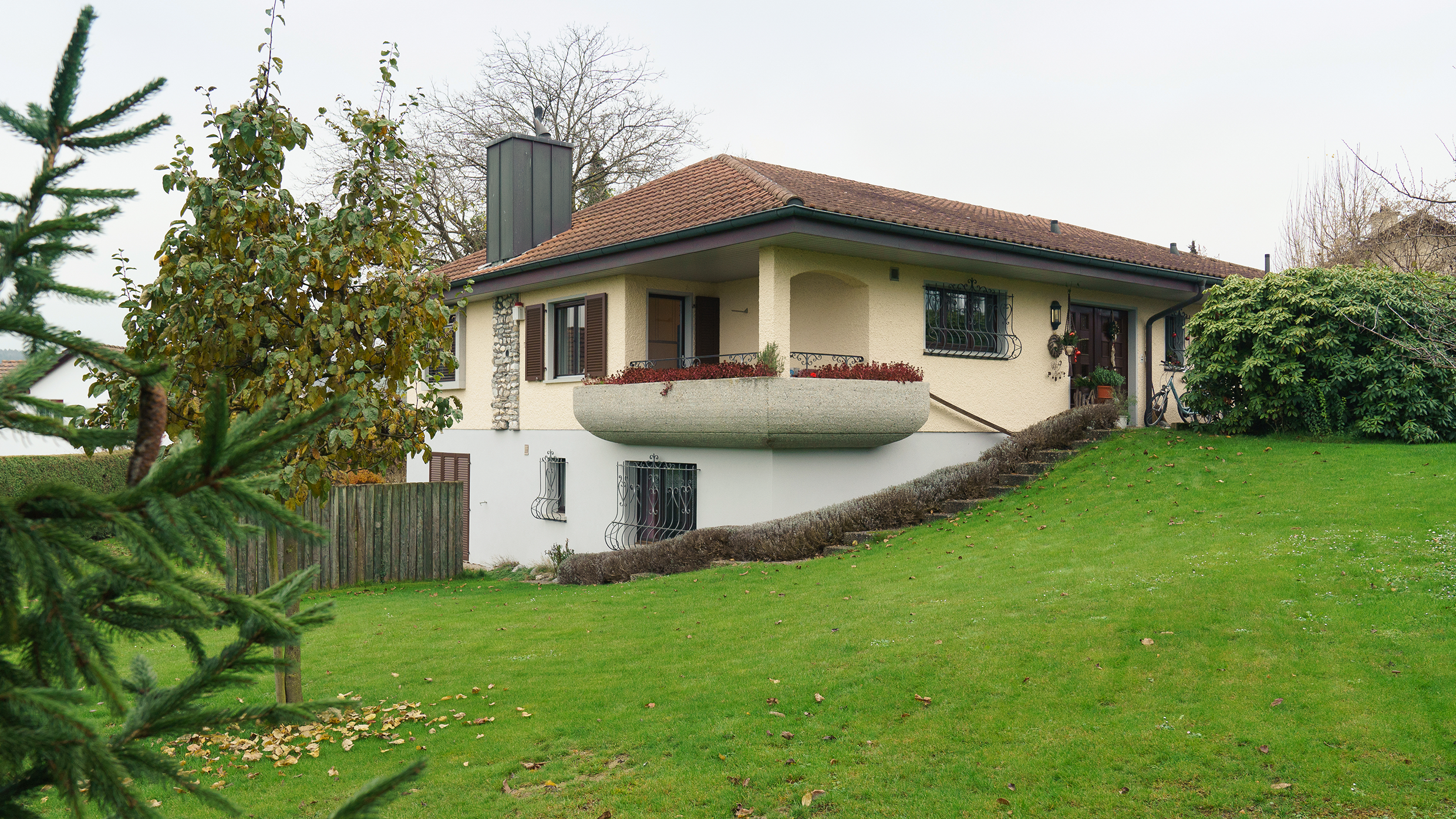 Das malerische Anwesen von Meinrad Graf: Ein herrschaftliches Haus, umgeben von saftigen Wiesen und grünen Bäumen, strahlt Ruhe und Eleganz aus.