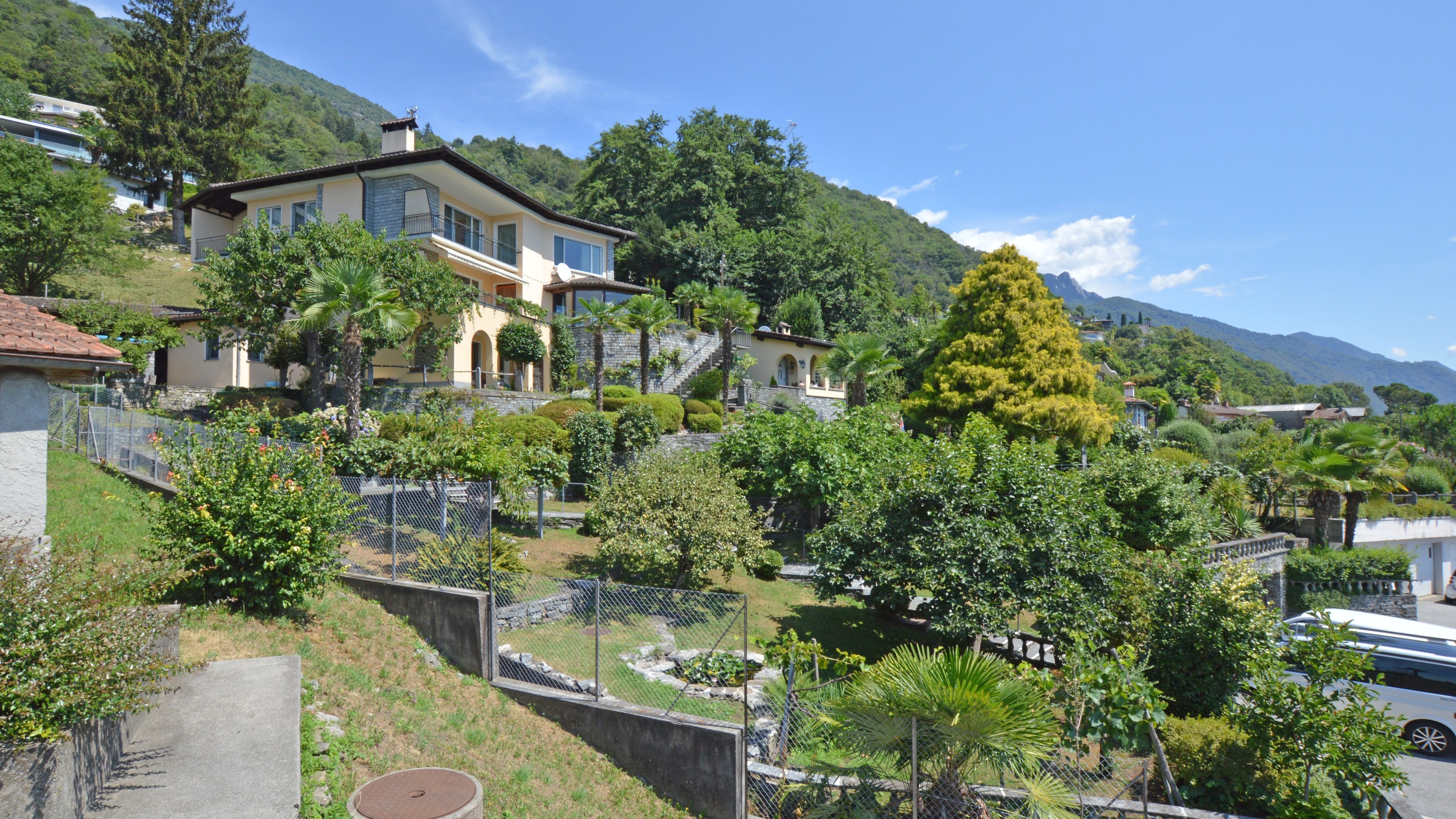 Brione - Villa mit Aussicht und Pool