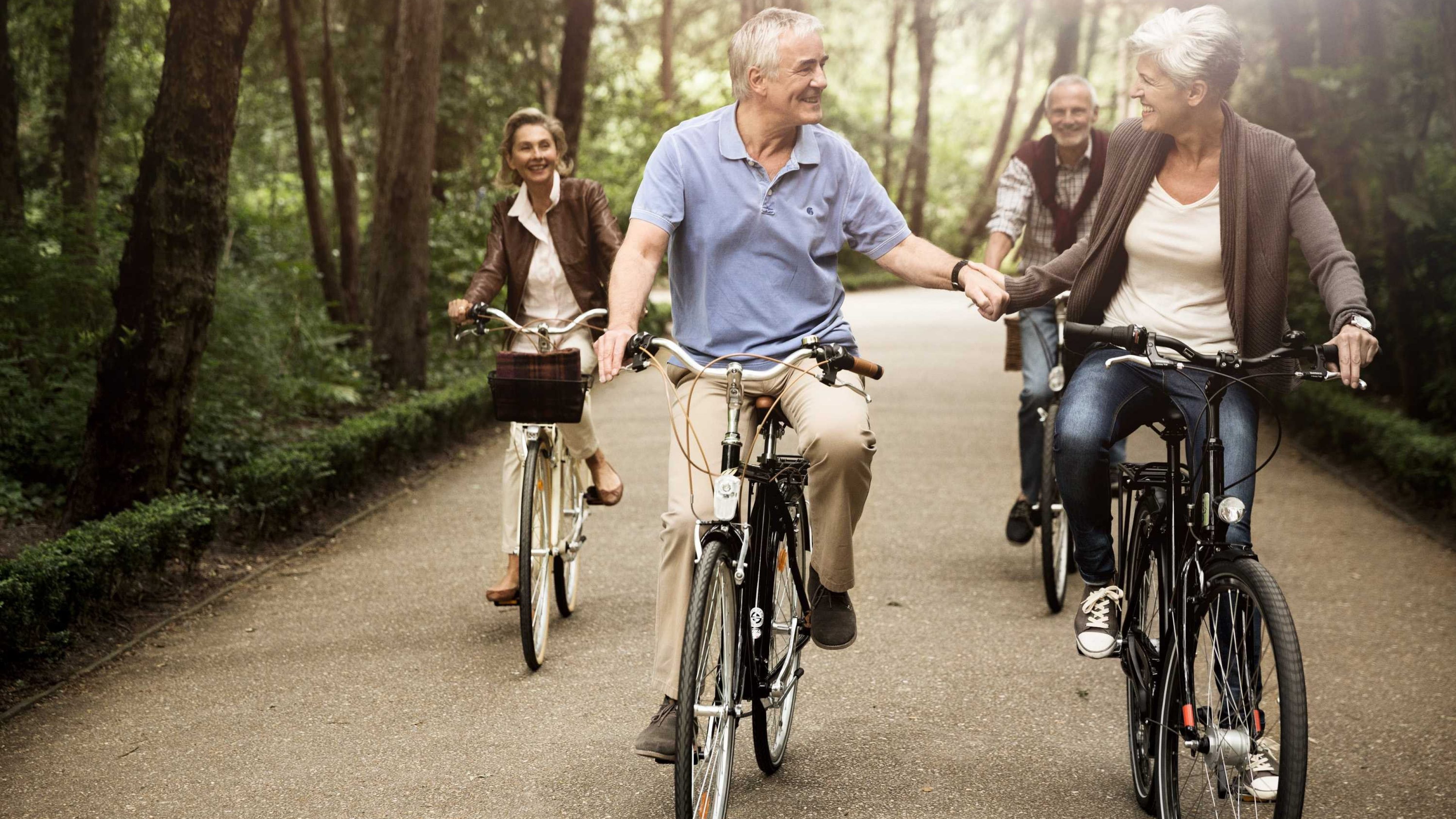 Zwei Seniorenpaare unternehmen einen Ausflug mit dem Fahrrad