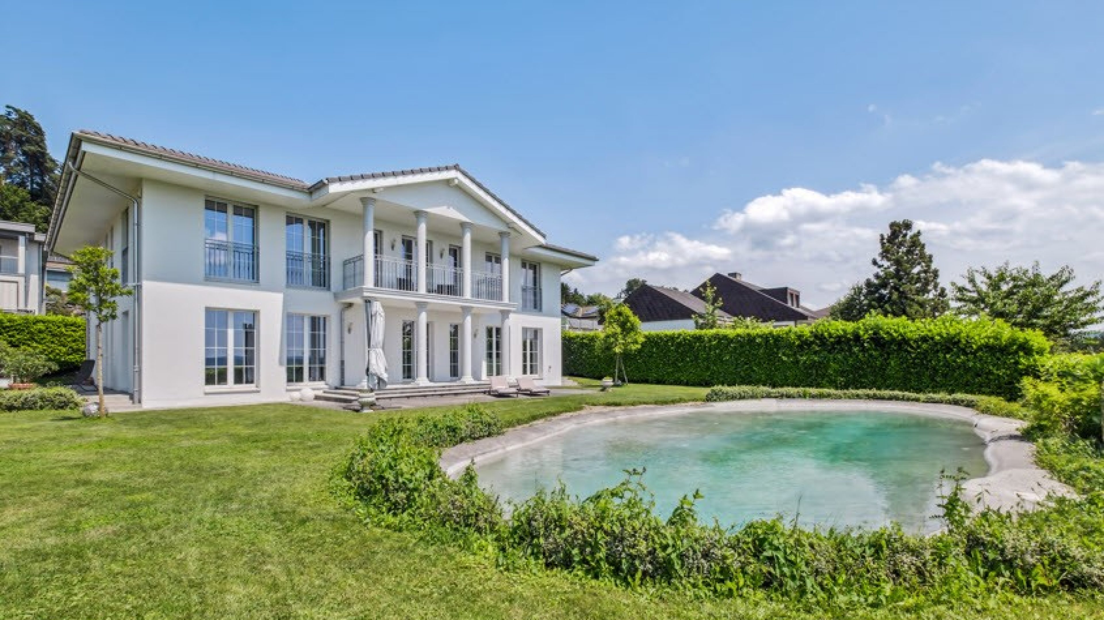 Villa bianca con giardino e piscina naturale