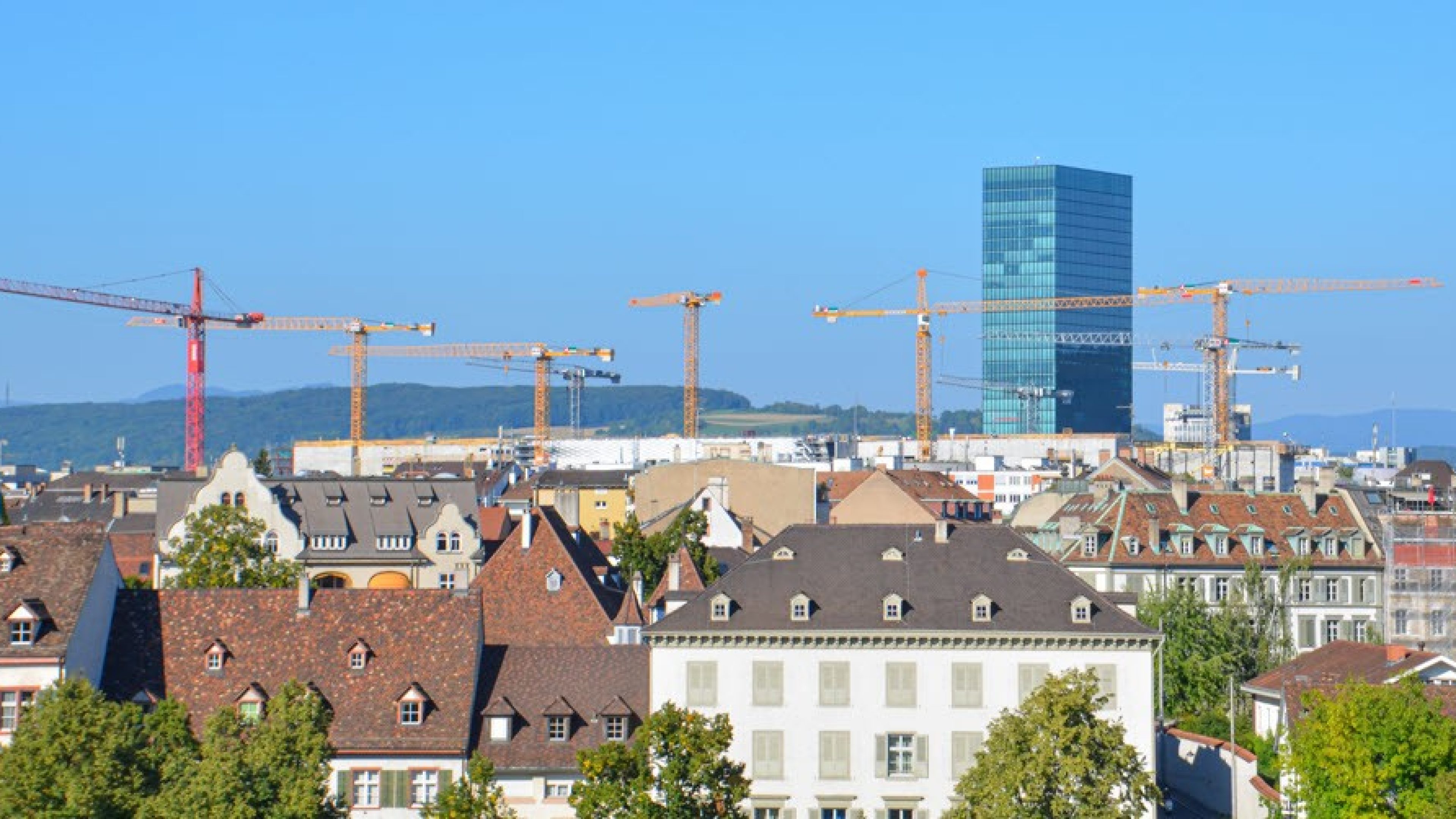 Tetti e Primetower di Zurigo, con molte gru da costruzione