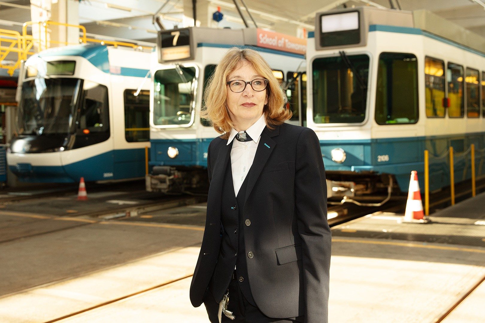 Foto ritratto Donna di 60 anni in uniforme da lavoro nel deposito dei tram